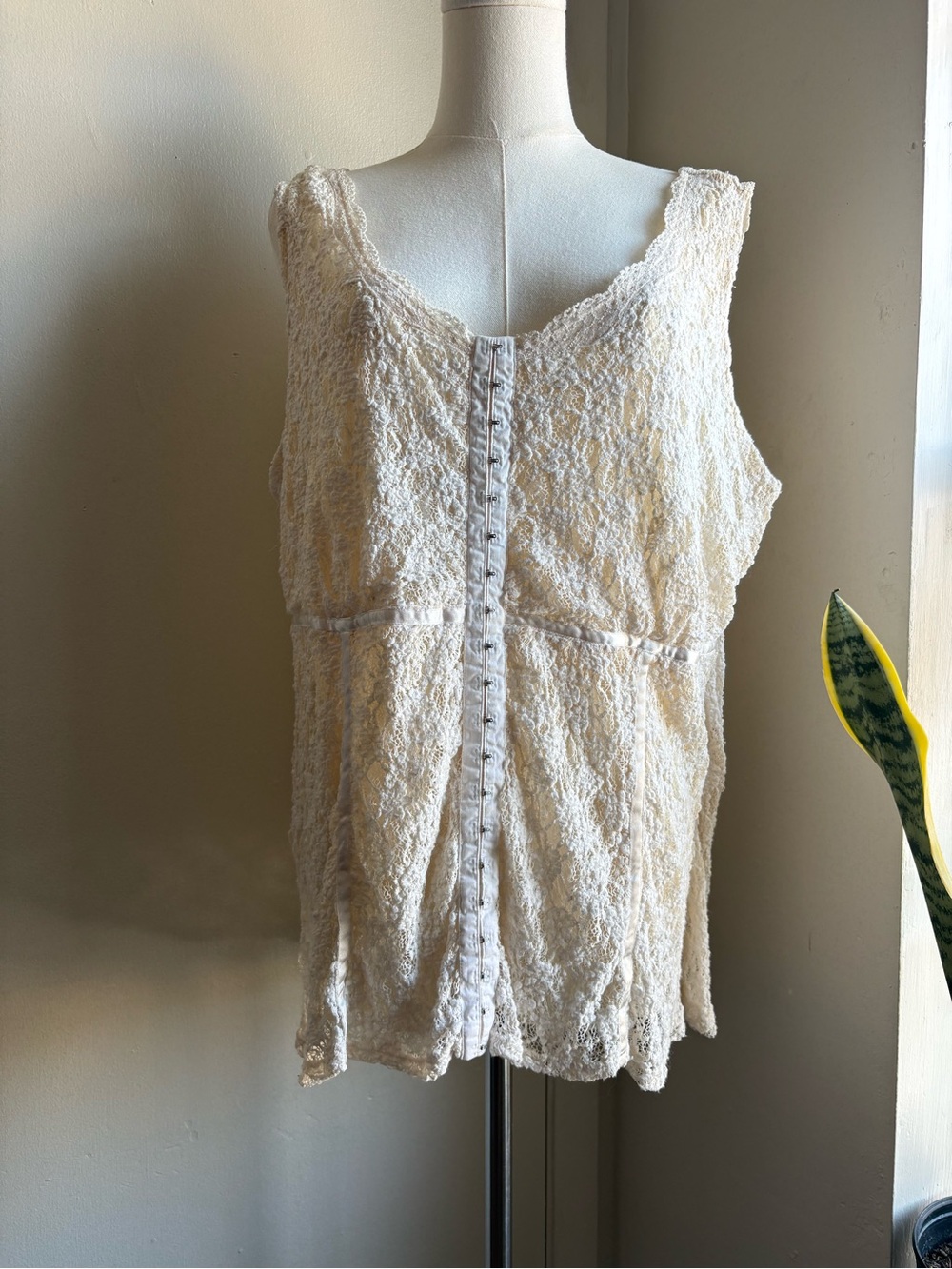 NY Collection y2K cream lace front hook sleeveless top